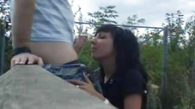 Nóng khiêu dâm, không giấy đăng ký  Nhật bản đàn ông trên một xích phim sex me va con moi nhat với một dòng chữ bên ngoài